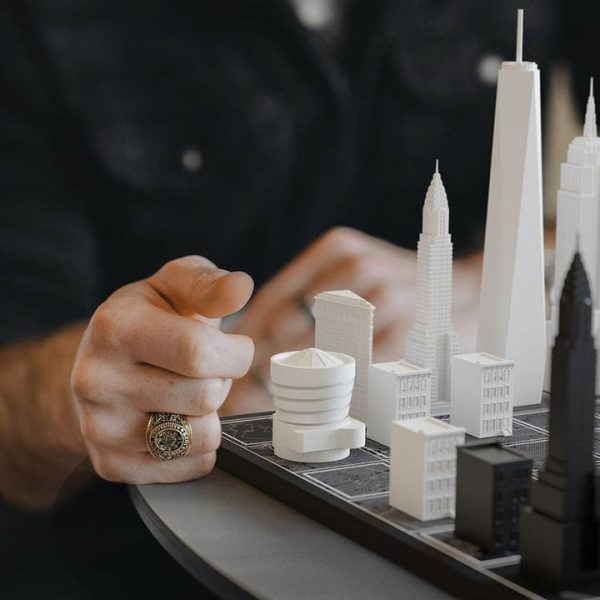 skyline-chess-games-new-york-city-edition-acrylic-chess-set-with-wood-map-board-31766635544663_720x-5